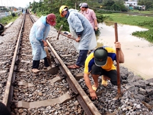 Cơn bão số 10 làm chia cắt đường sắt Bắc-Nam